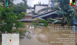 Sungai Ciliwung Meluap, Banjir di Cililitan Sampai Seatap Rumah - JPNN.com