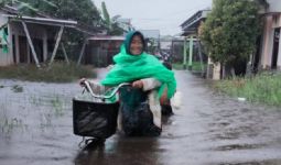 Bayi dan Balita Dievakuasi Akibat Banjir di Kota Singkawang - JPNN.com