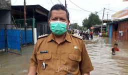 Kali Bekasi Meluap, Akses Jalan Perbatasan Kota-Kabupaten Bekasi Terputus - JPNN.com