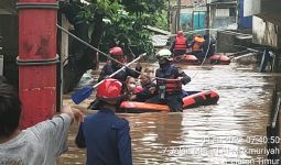 Ciliwung Meluap, Banjir Rendam Pejaten, Puluhan Warga Mengungsi - JPNN.com