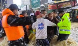 Banjir Pamanukan, Menyeberang Jalan pun Harus Pakai Tali - JPNN.com