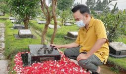 Datang ke Makam Olga Syahputra, Ruben Onsu Tuai Pujian - JPNN.com