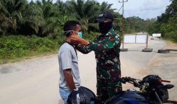 Satgas Pamtas RI-Malaysia Yonif 642 Bagikan Masker Kepada Pengendara Bermotor - JPNN.com