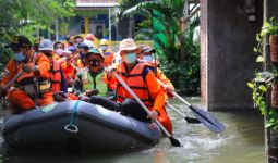 Ganjar Keliling dengan Perahu Karet di Area Banjir, Terdengar Suara Bayi Menangis - JPNN.com