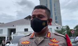 Polisi Amankan Pria Bawa Pisau ke Markas Polres Jakarta Selatan - JPNN.com