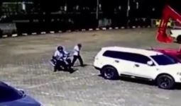 Kaca Mobil Pecah, Uang Rp340 Juta Raib, Aksi Pelaku Terekam CCTV - JPNN.com
