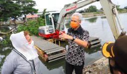 Ganjar Gerak Cepat Pantau Penanganan Banjir di Kota Semarang - JPNN.com