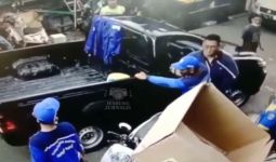 Pengendara Mobil Pukul Petugas Tangani Banjir, Kasusnya Cuma Berakhir di Kertas Bermeterai - JPNN.com