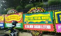 Rumah Pak Moeldoko Dipenuhi Karangan Bunga, Baca Nih Isi Pesannya - JPNN.com