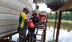 Satgas 413 Kostrad Distribusikan Bantuan Sembako Kepada Warga Terdampak Banjir - JPNN.com