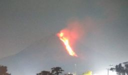 Gunung Sinabung Luncurkan Lava Pijar Jumat Malam, Menuju Timur dan Tenggara - JPNN.com