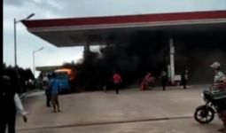 Angkutan Umum Terbakar di SPBU, Seorang Anak Tewas - JPNN.com
