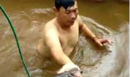 Tersangka Buang Barang Bukti ke Sungai, Polisi Langsung Terjun Menyelam, Ini Hasilnya - JPNN.com