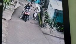 2 Pria Mendekati Anak Perempuan yang Sedang Bermain, Kalung Terjatuh, Viral - JPNN.com