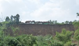 Lihat, Puluhan Rumah di 2 Kampung di Garut Terancam Longsor - JPNN.com
