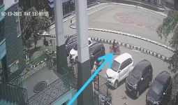 Aksi Pria Berambut Gondrong di Masjid Agung Palabuhanratu Terekam CCTV, Siap-siap Saja - JPNN.com