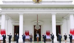 Jokowi Pamerkan Para Pejabat yang Mengisi Lembaga Hasil UU Omnibus Law - JPNN.com