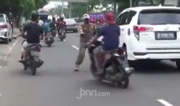 Lihat, Satpol PP Cakung Nyaris Ditabrak Pengendara Motor, Dramatis - JPNN.com