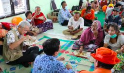 Para Ibu ini Gagal Fokus, Sibuk Lihat Pak Ganjar yang Lahap Makan Nasi Rames - JPNN.com