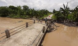 Jembatan Sinorboyo Gresik Terputus Akibat Arus Deras Kali Lamong - JPNN.com