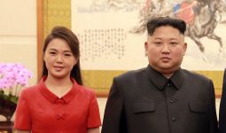 Lihat, Kim Jong Un dan Ri Sol Ju Tersenyum - JPNN.com