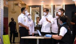 Jokowi Bareng Anies Sidak Vaksinasi Massal Pedagang di Pasar Tanah Abang - JPNN.com