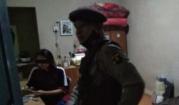 8 Pasangan Bukan Muhrim Lagi Asyik Berduaan di Kamar, Tiba-tiba Digedor Polisi - JPNN.com