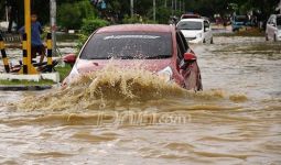 3 Kiat Mengendarai Mobil Saat Melewati Banjir - JPNN.com