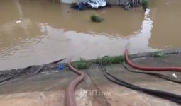 Sedot Banjir Cipinang Melayu, Damkar Kerahkan 20 Pompa - JPNN.com