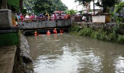 Berenang Saat Banjir, Dimas Hanyut Terbawa Arus Kali, Semoga Cepat Ketemu - JPNN.com