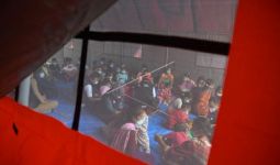 Pengungsi Longsor di Nganjuk Alami Sakit Perut, Muntah-muntah - JPNN.com