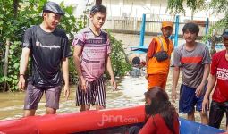 Banjir Kemang, Bu Lurah Novia: Kalau Mau Mengungsi Jangan Tunggu Air Sudah Tinggi - JPNN.com