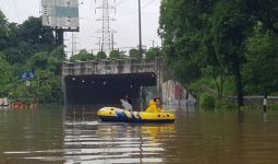 Terendam Banjir, Jalan DI Panjaitan Jakarta Timur Tak Bisa Dilewati Kendaraan - JPNN.com