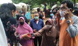 Bu Risma dan Kemensos Respons Cepat Bencana Banjir DKI Jakarta - JPNN.com