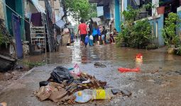 Banjir di Cipinang Melayu Mulai Surut, Lihat Itu Sisa-sisanya - JPNN.com