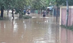 Lihat Nih, Perumahan Bumi Nasio Indah Bekasi Masih Terendam Banjir, Sudah 36 Jam! - JPNN.com