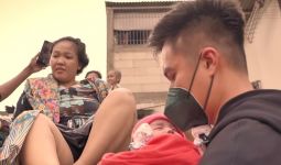 Luar Biasa, Baim Wong Bantu Evakuasi Bayi Korban Banjir - JPNN.com