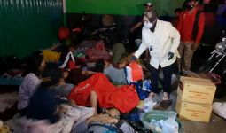 Pakai Sandal Jepit, Risma Berkeliling di Posko Pengungsian Korban Banjir Bekasi - JPNN.com