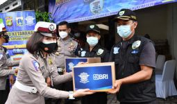 Korlantas Polri Salurkan 500 Paket Sembako untuk Korban Banjir Jakarta - JPNN.com
