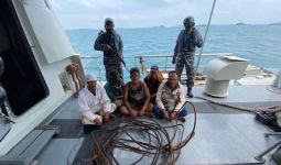 TNI AL Kejar dan Tangkap Perahu Diduga Pelaku Pencurian di Tongkang, Nih Penampakannya - JPNN.com