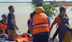 13 Kecamatan di Bekasi Masih Terendam Banjir - JPNN.com
