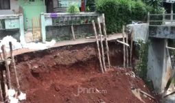 Tanggul Kali Sari Jaktim Longsor, Akses Jalan Terputus - JPNN.com