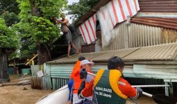 Tim Baznas Bazis Tanggap Bencana DKI Jakarta Bantu Warga Terdampak Banjir - JPNN.com