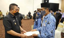 44 Honorer Terima SK PPPK, Wali Kota Cirebon: Niatkan untuk Pengabdian   - JPNN.com