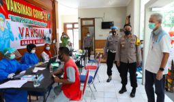 Lihat Polisi Ditusuk Jarum Suntik, Pak Ganjar: Sakit Enggak, Mas? - JPNN.com