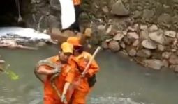 Lagi Bersihkan Sampah Pascabanjir, Petugas PPSU Temukan Ini, Hiii... - JPNN.com