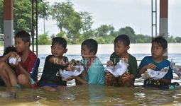 7 Desa di Kabupaten Bekasi Tenggelam, 17 Ribu Warga Mengungsi, Batuk, Pilek - JPNN.com