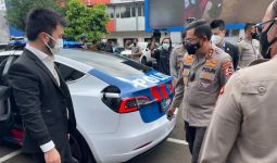 IMI Hibahkan Mobil Tesla untuk Patroli Korlantas Polri - JPNN.com
