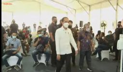 Jokowi Tinjau Vaksinasi Massal Pers di GBK - JPNN.com