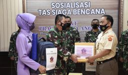 Ketua IKKT Cabang 10 Puspen TNI Berikan Bantuan Sosial Kepada Korban Banjir - JPNN.com